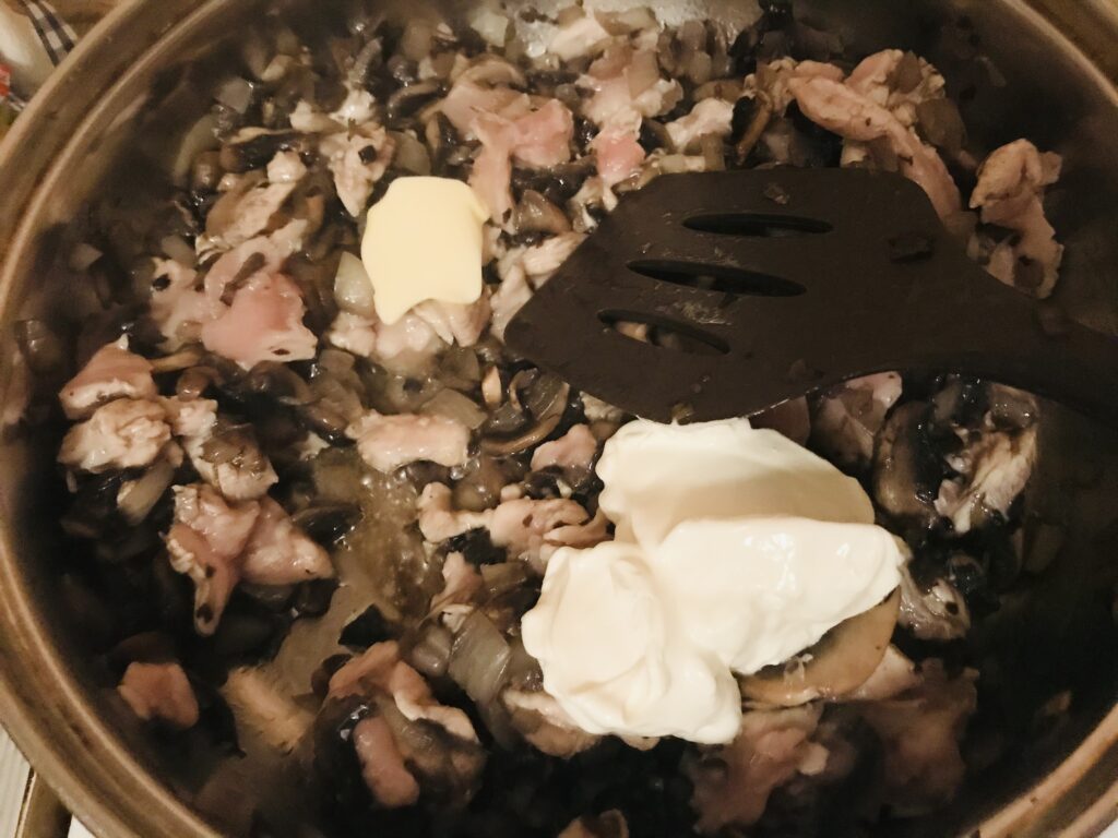 Фото рецепта - Булгур с грибами и курицей - шаг 2