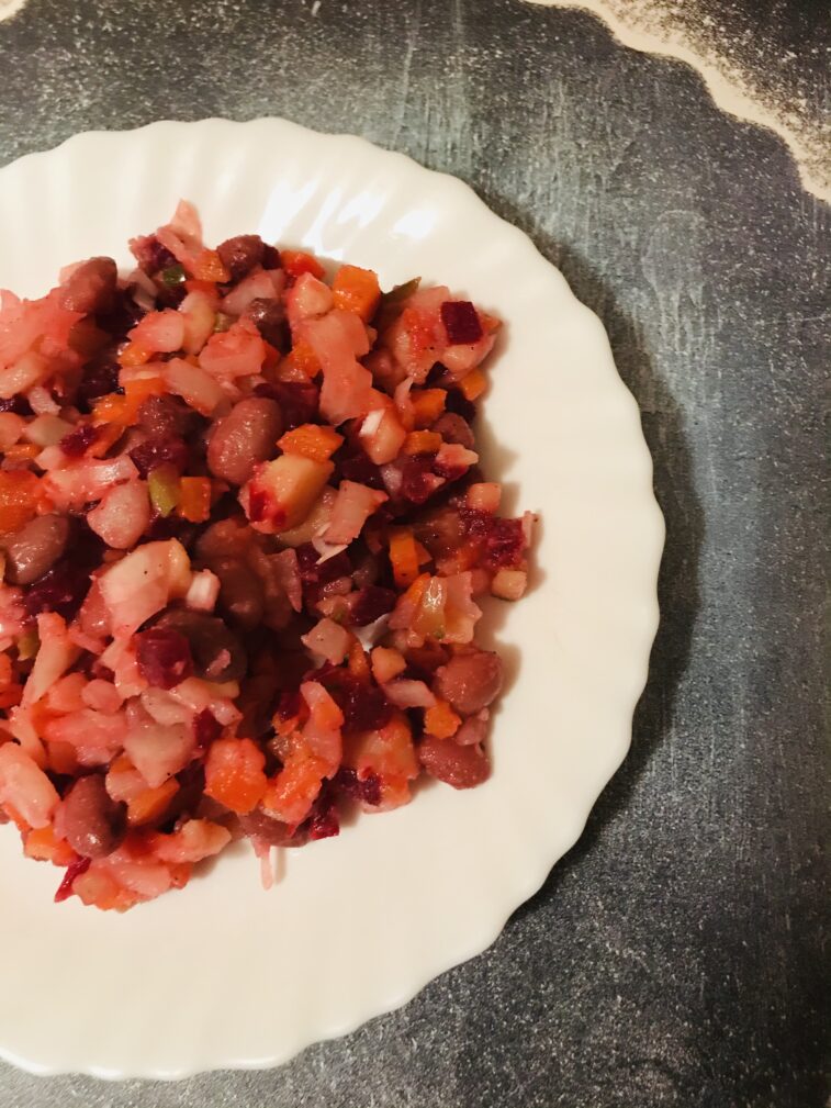 Винегрет с квашеной капустой и красной фасолью