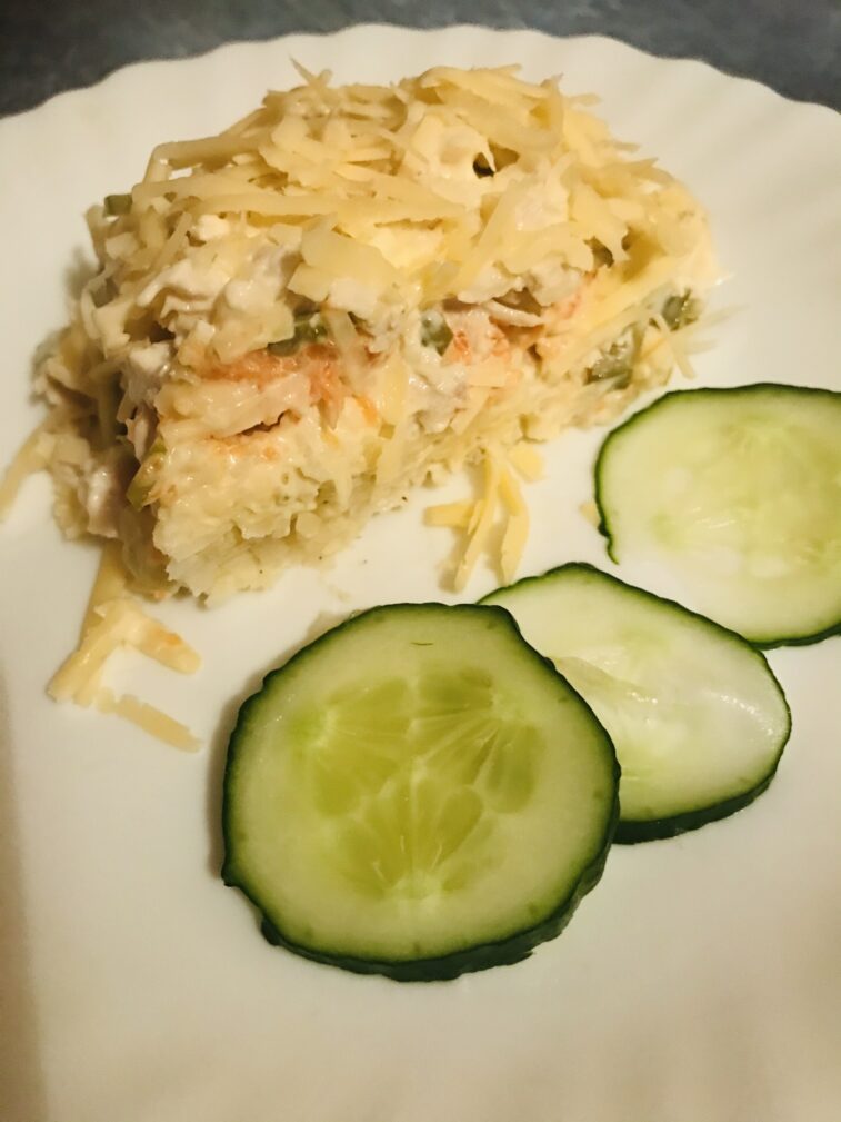 Слоеный салат с курицей и маринованными огурчиками