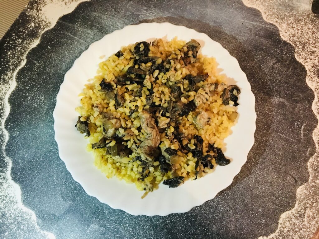 Фото рецепта - Булгур с грибами и курицей - шаг 5