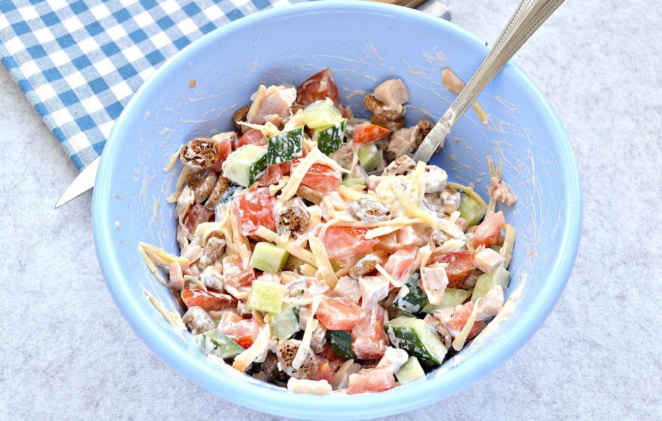 Салат с помидорами черри и сыром и курицей. Салат с курицей и огурцами. Салат с копчёной курицей и свежим огурцом и помидором. Салат из копченой грудки и помидор. Салат с томатами и сухариками.