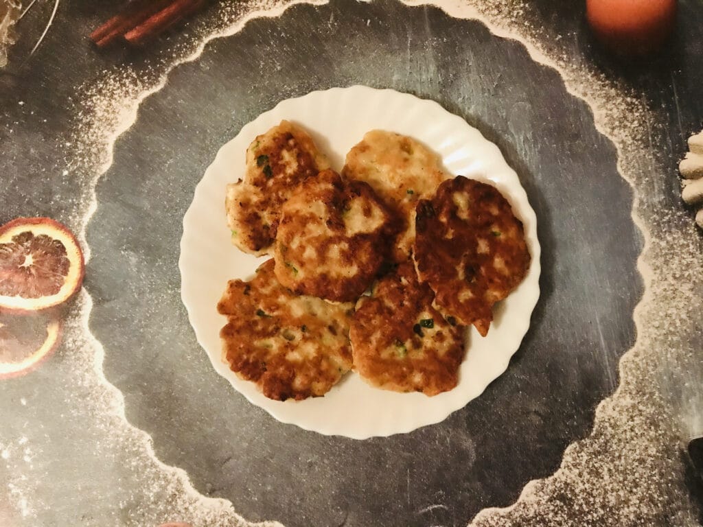 Фото рецепта - Рубленные куриные котлеты с белым хлебом и зелёным луком - шаг 5