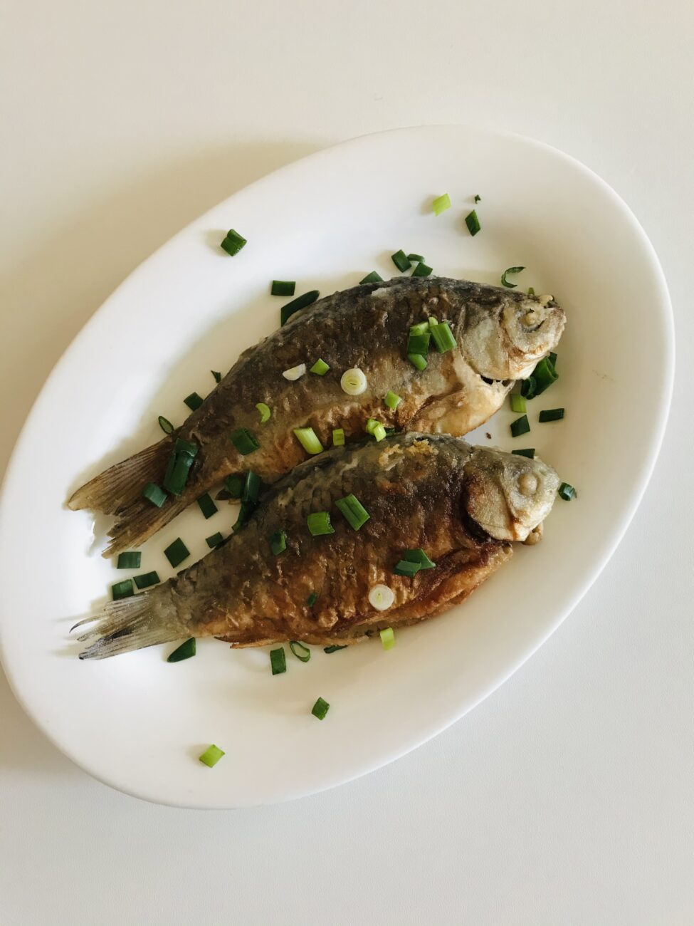 Жареный карась с зелёным луком