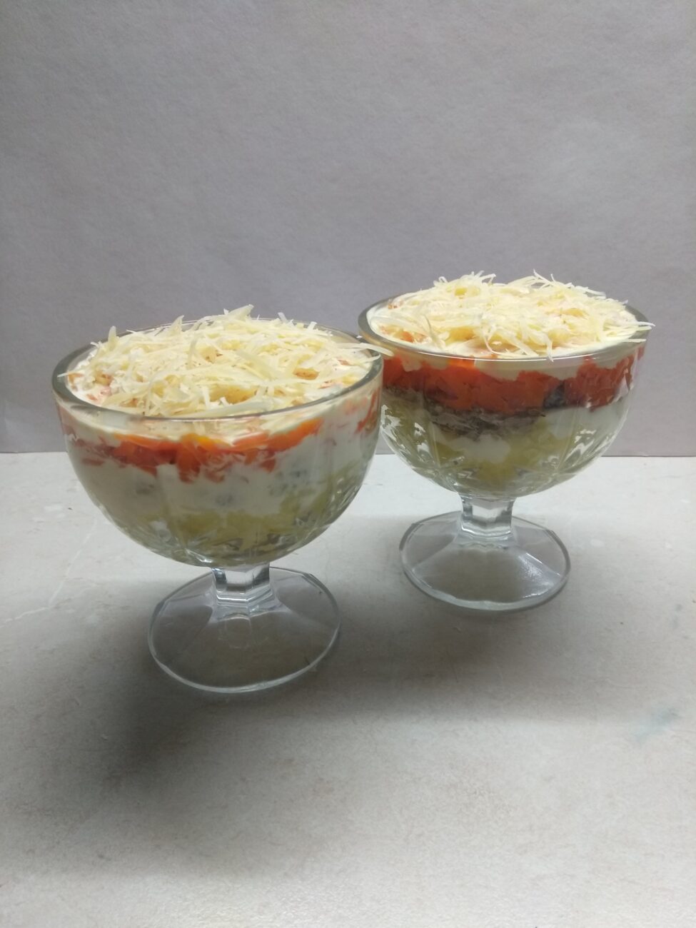 Слоеный салат из шпрот, картофеля и моркови