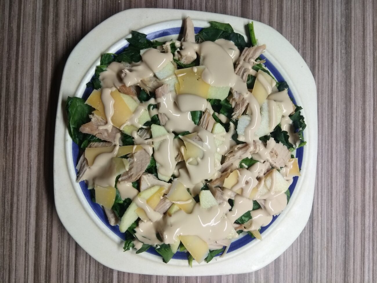 Салат со шпинатом, бужениной и яблоком