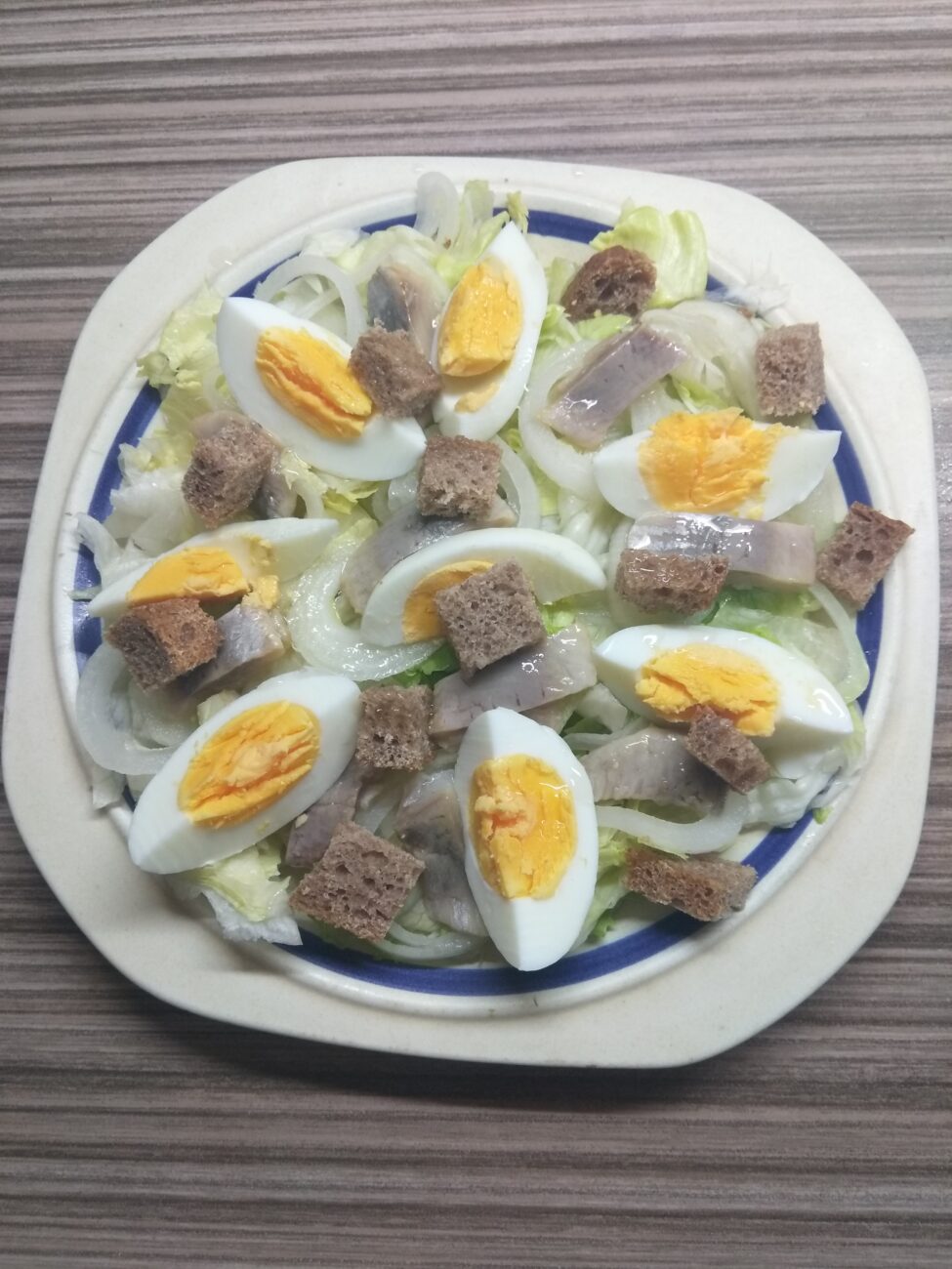 Салат с айсбергом, слабосоленой селедью и яйцом