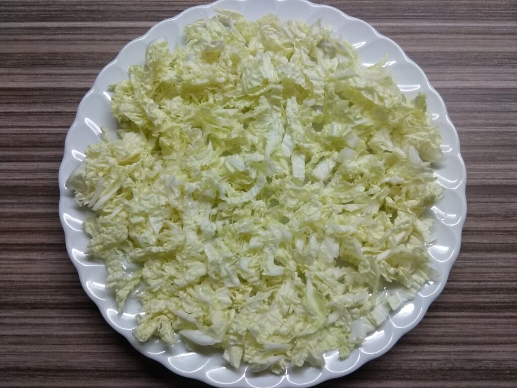 Фото рецепта - Салат с капустой, сардельками, кукурузой и сыром - шаг 1