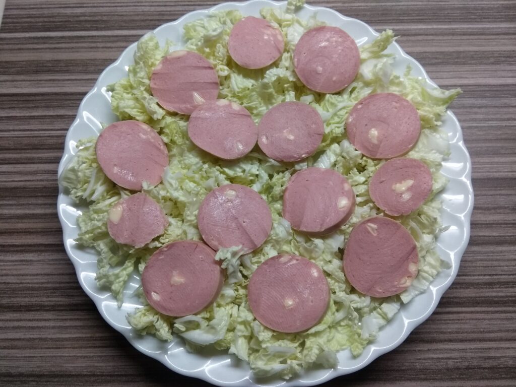 Фото рецепта - Салат с капустой, сардельками, кукурузой и сыром - шаг 2