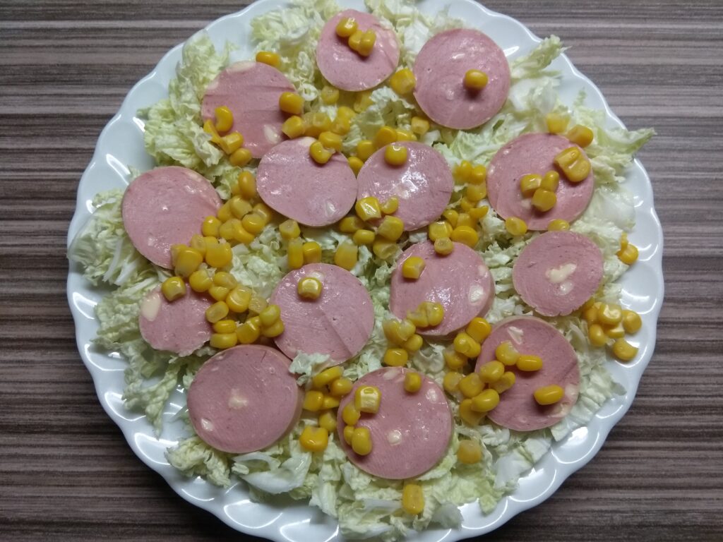 Фото рецепта - Салат с капустой, сардельками, кукурузой и сыром - шаг 3