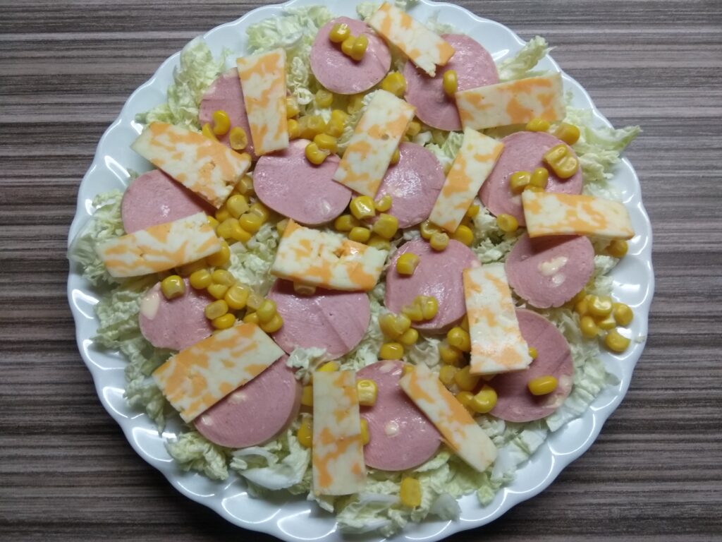 Фото рецепта - Салат с капустой, сардельками, кукурузой и сыром - шаг 4