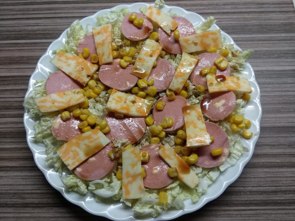 Фото рецепта - Салат с капустой, сардельками, кукурузой и сыром - шаг 6