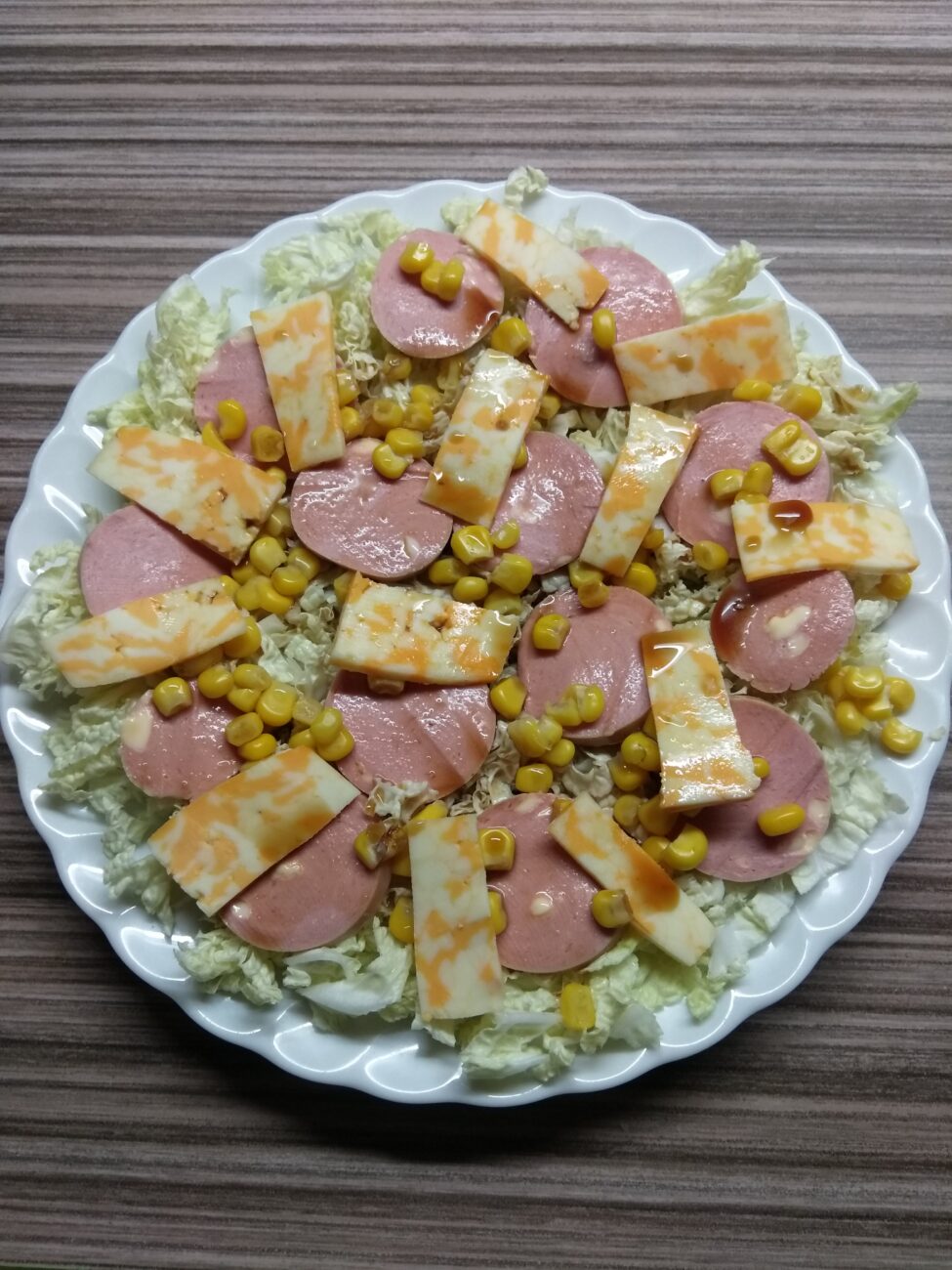 Салат с капустой, сардельками, кукурузой и сыром