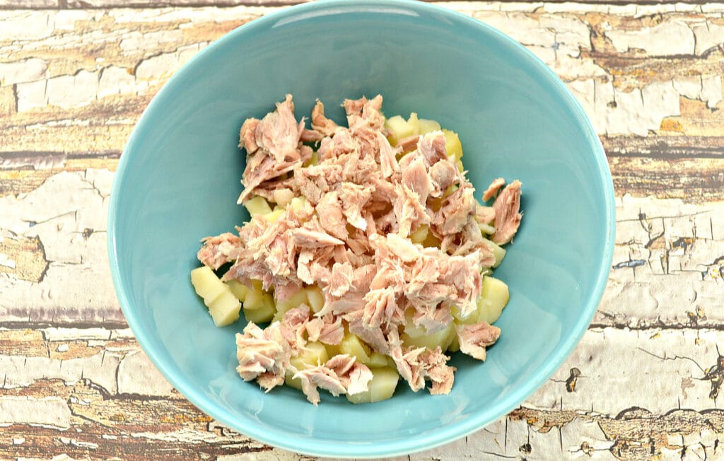 Фото рецепта - Картофельный салат со свининой и огурцами - шаг 2