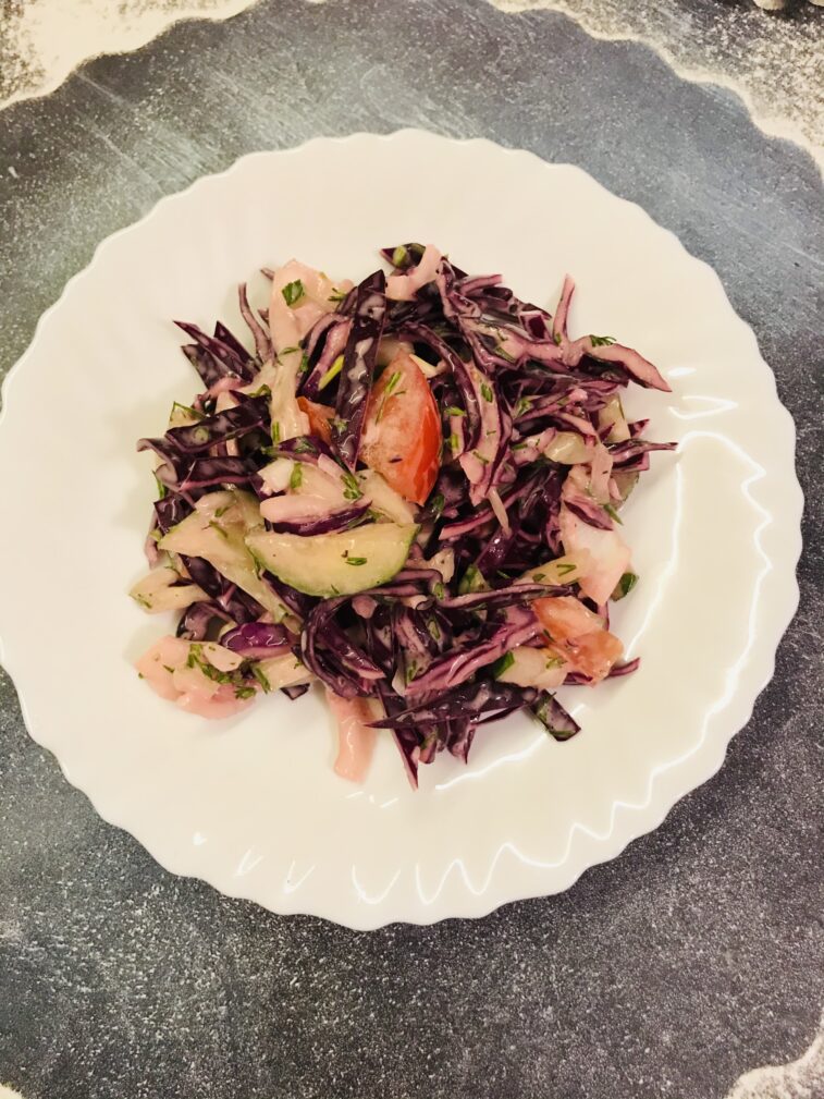 Вкусный салат из краснокочанной капусты и овощей