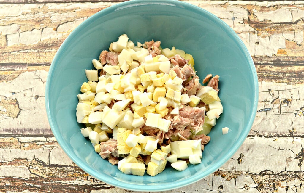 Фото рецепта - Картофельный салат со свининой и огурцами - шаг 3
