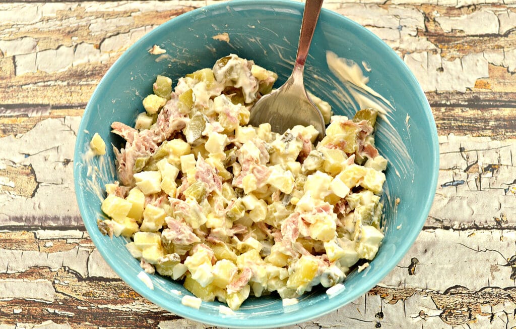 Фото рецепта - Картофельный салат со свининой и огурцами - шаг 6