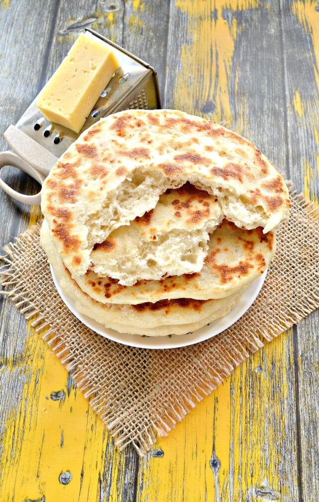 Лепешки на кефире с сыром на сковороде