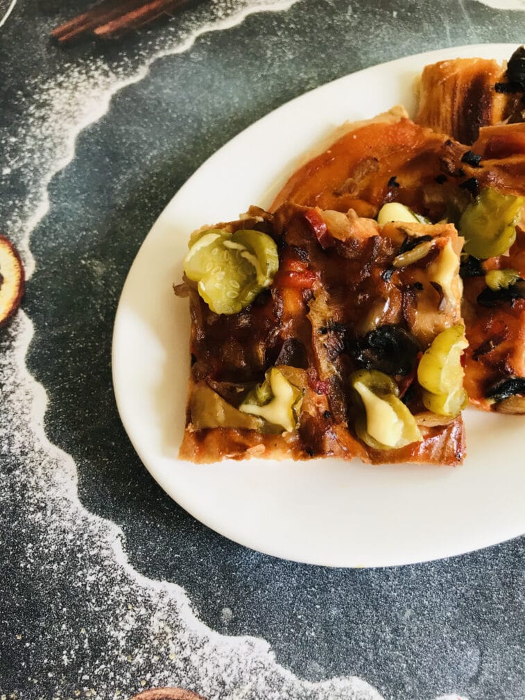 Постная пицца с грибами и овощами