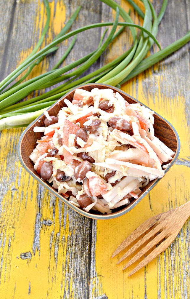 Салат с пекинской капустой, фасолью и крабовыми палочками