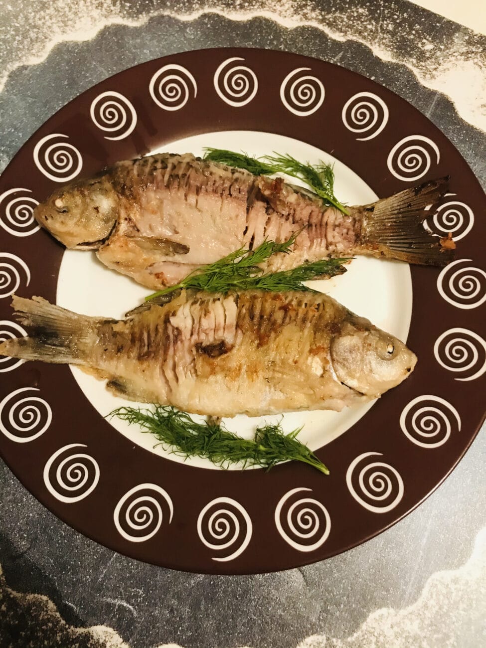 Сочные жаренные караси, маринованные в майонезе