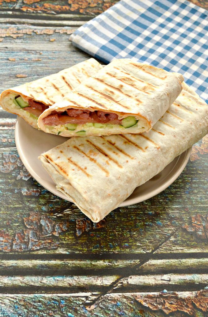 Шаурма с колбасой и огурцами