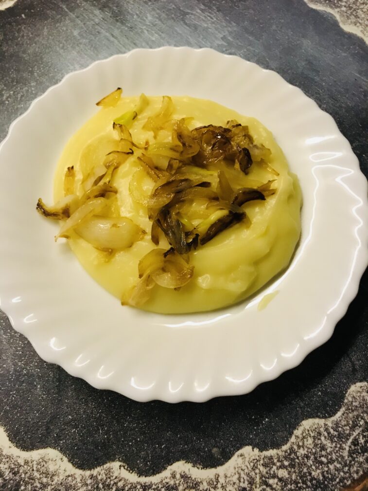 Пюре из картофеля с жареным луком