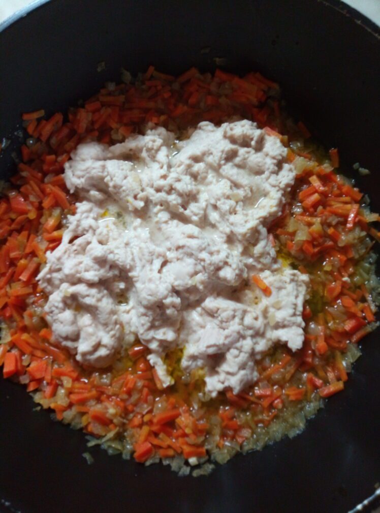 Фото рецепта - Макароны с мясом, луком и морковью - шаг 3