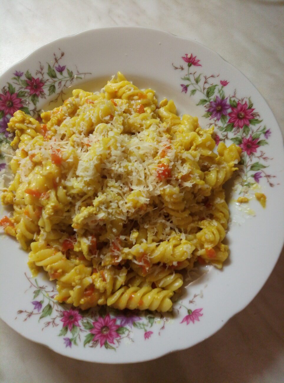 Макароны с мясом, луком и морковью