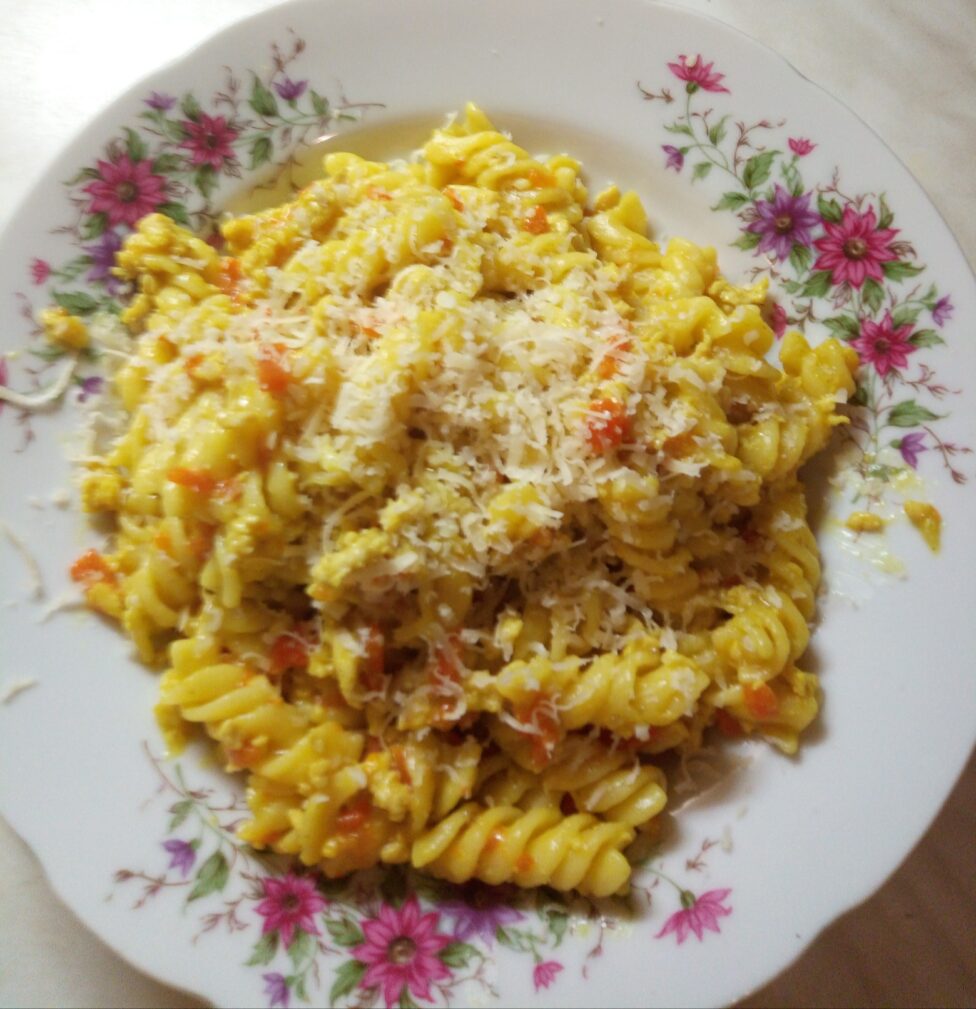 Фото рецепта - Макароны с мясом, луком и морковью - шаг 5
