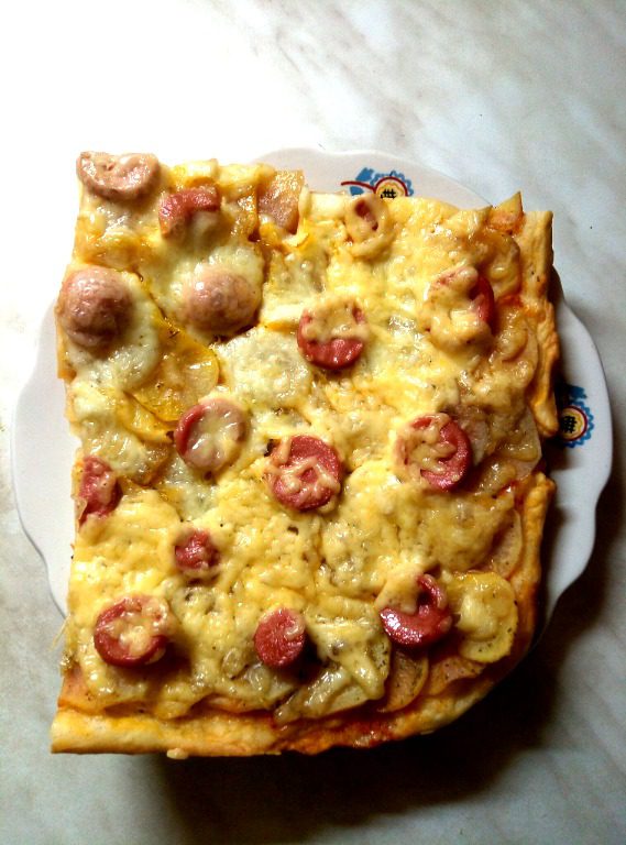 Пицца с картофелем и сосисками с двумя видами сыра