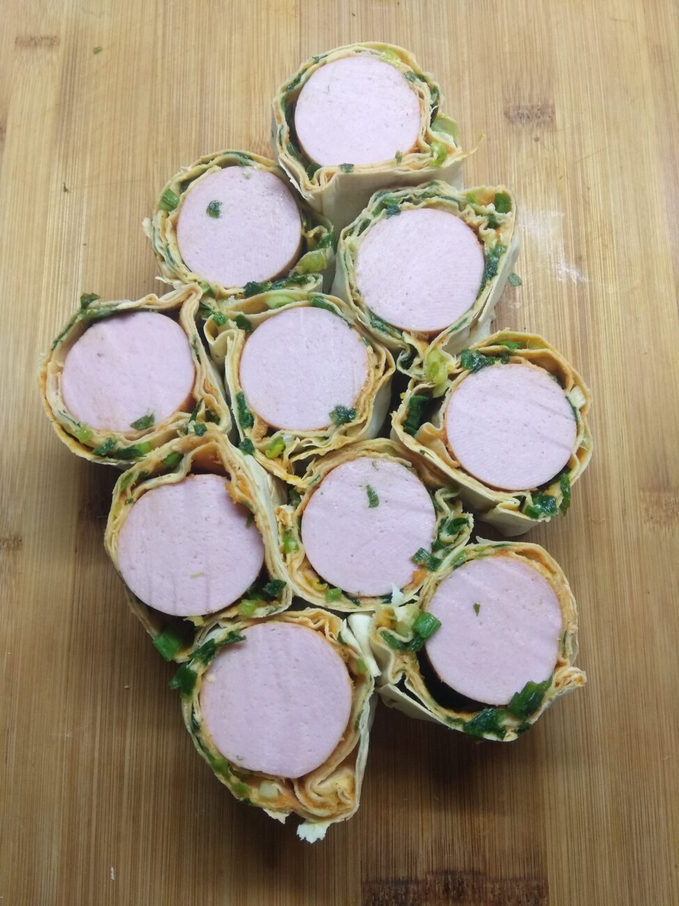 Рулеты из лаваша с сардельками, кабачковой икрой и зеленым луком