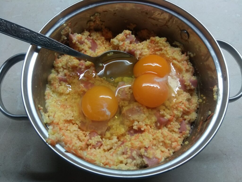 Фото рецепта - Кекс из пшена с сосисками и морковью - шаг 4