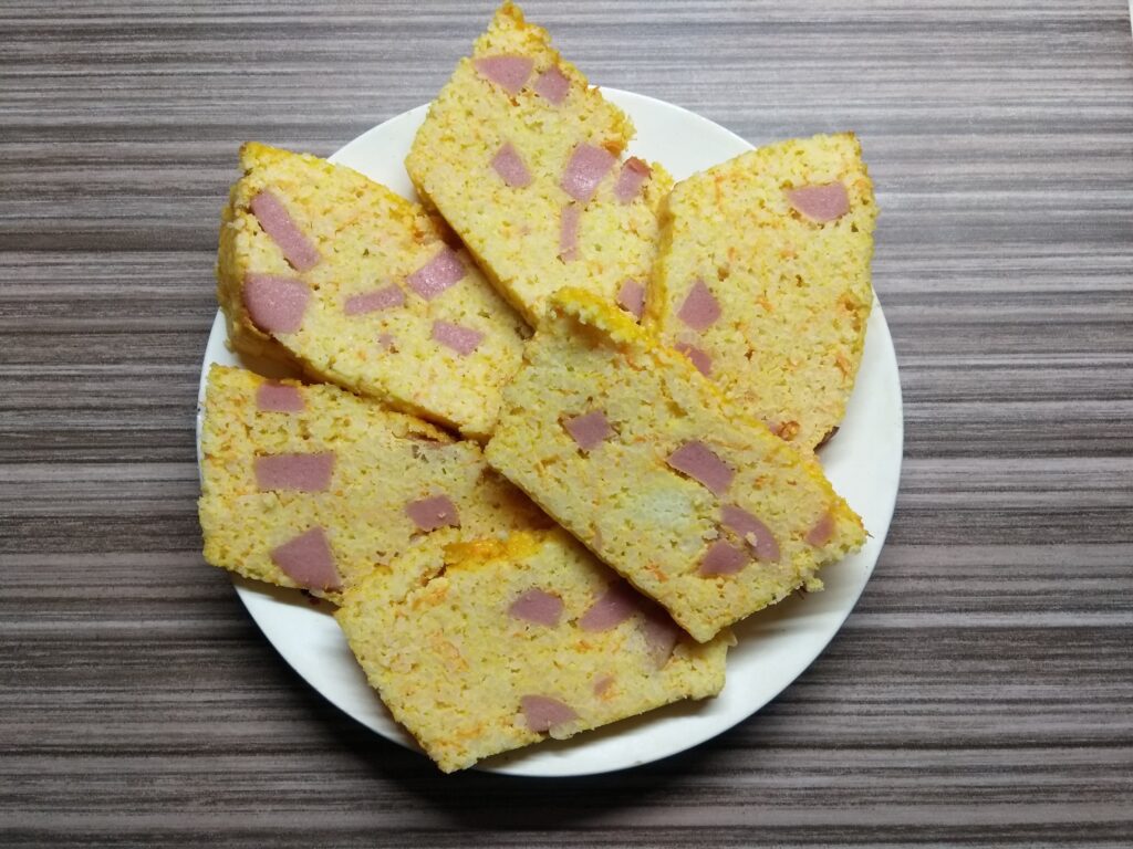 Кекс из пшена с сосисками и морковью