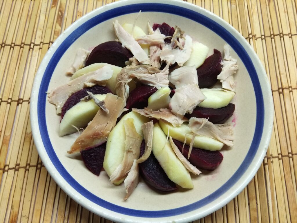 Фото рецепта - Салат со свеклой, курицей и яблоком - шаг 3