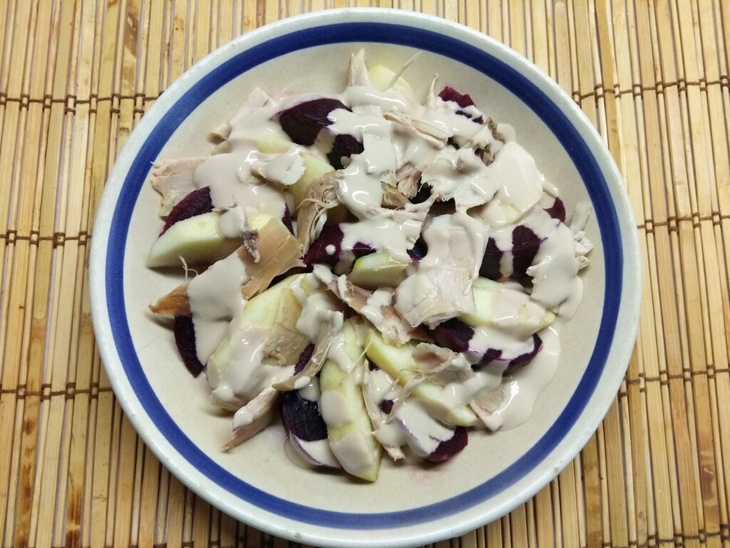 Фото рецепта - Салат со свеклой, курицей и яблоком - шаг 5