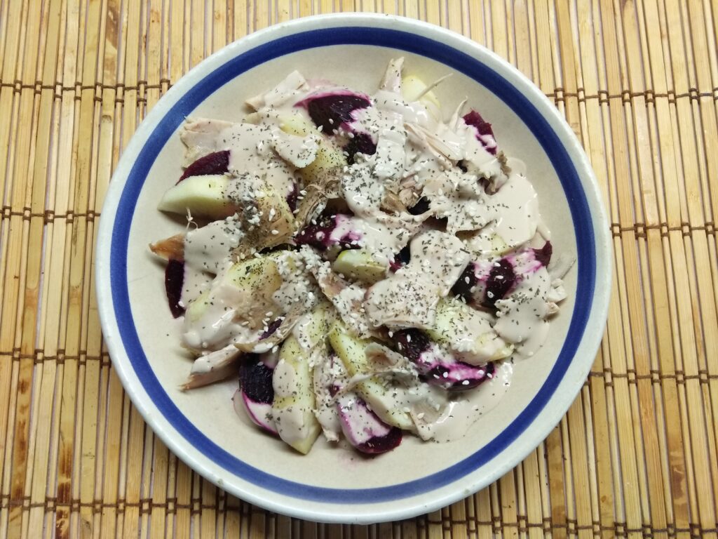 Фото рецепта - Салат со свеклой, курицей и яблоком - шаг 6