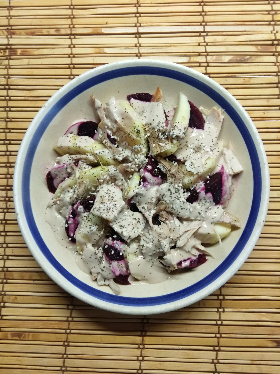 Салат со свеклой, курицей и яблоком
