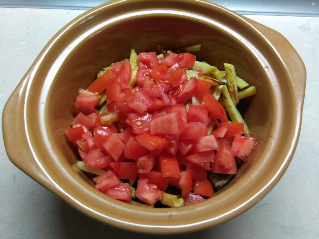 Фото рецепта - Салат с картофелем, грибами и кукурузой - шаг 3