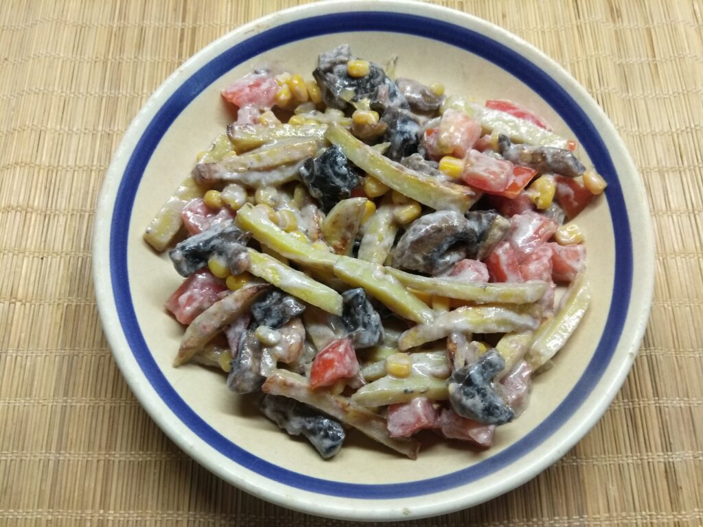 Фото рецепта - Салат с картофелем, грибами и кукурузой - шаг 6