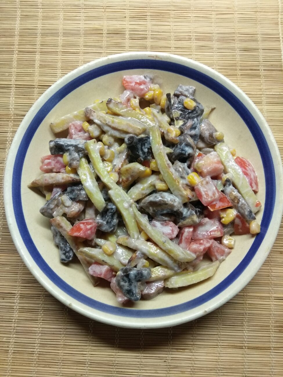 Салат с картофелем, грибами и кукурузой