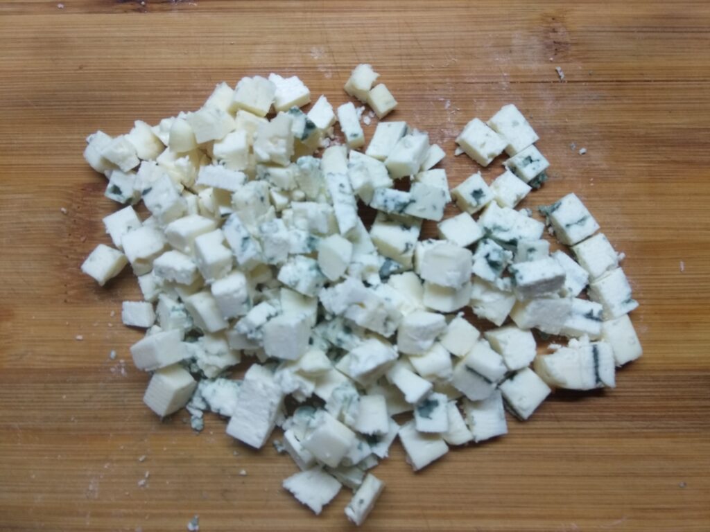 Фото рецепта - Салат с сосисками, морковью, кукурузой и Сыром Дор Блю - шаг 4