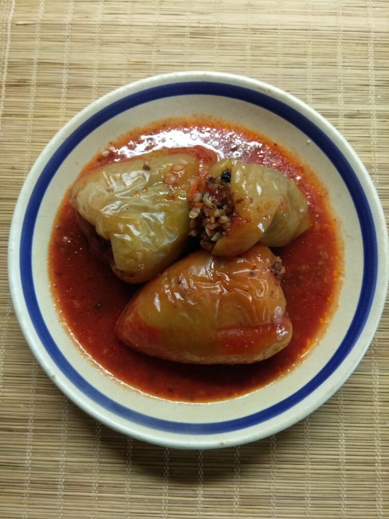 Перец, фаршированный гречкой и шампиньонами