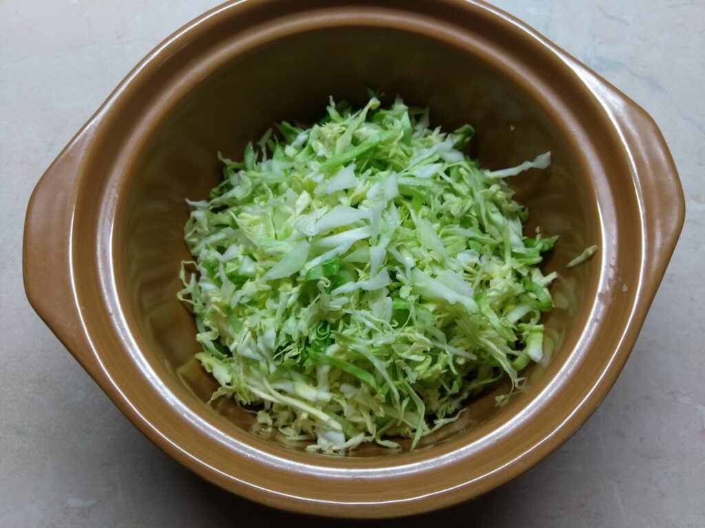 Фото рецепта - Салат с капустой, бужениной и кукурузой - шаг 1