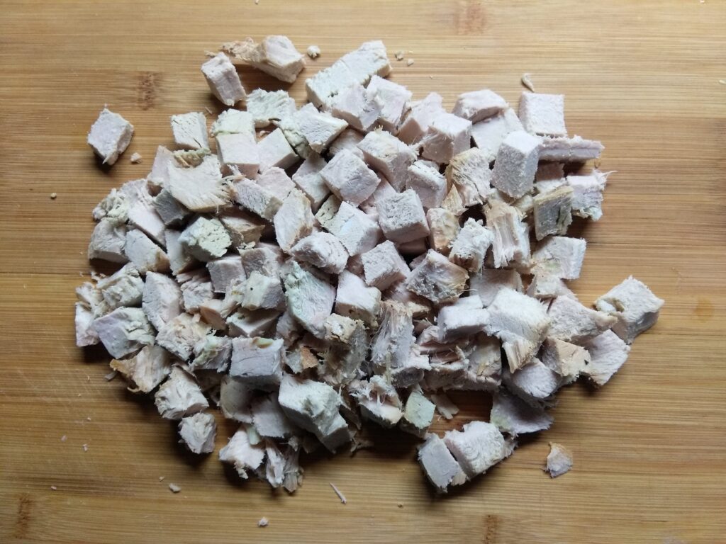 Фото рецепта - Салат с капустой, бужениной и кукурузой - шаг 3