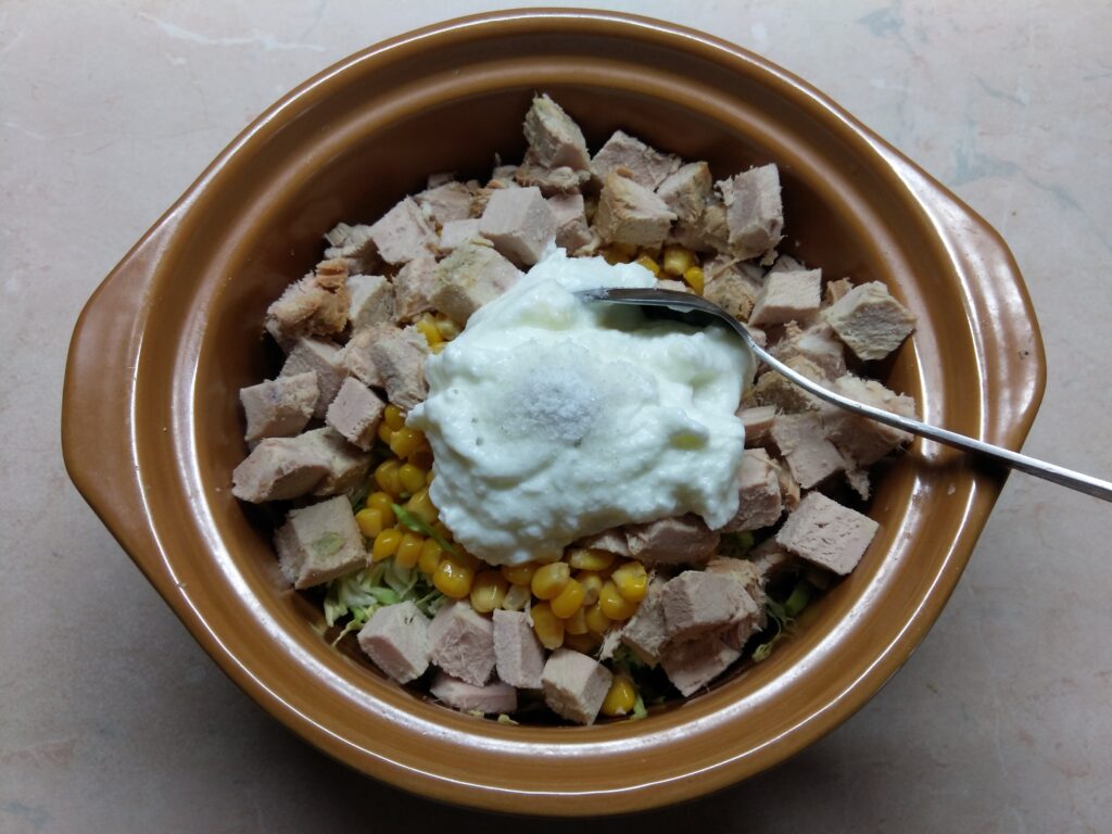 Фото рецепта - Салат с капустой, бужениной и кукурузой - шаг 4