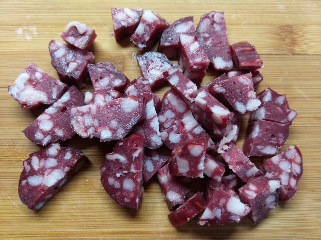 Фото рецепта - Салат с капустой, сухой колбасой, сыром Рокфор и яблоками - шаг 2