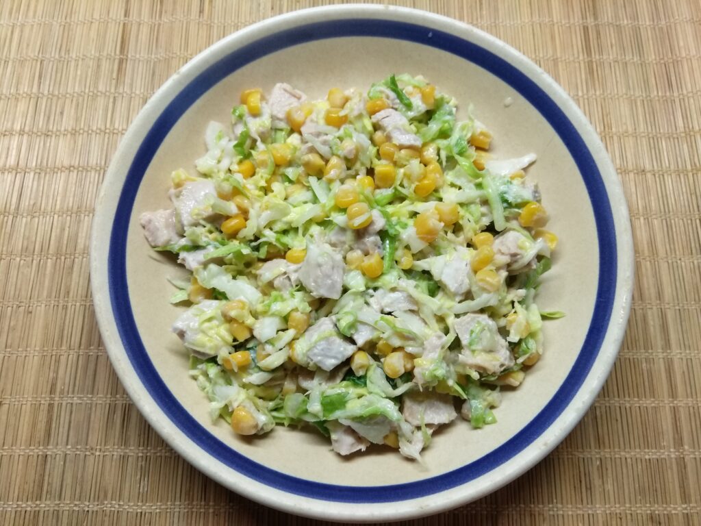 Фото рецепта - Салат с капустой, бужениной и кукурузой - шаг 5