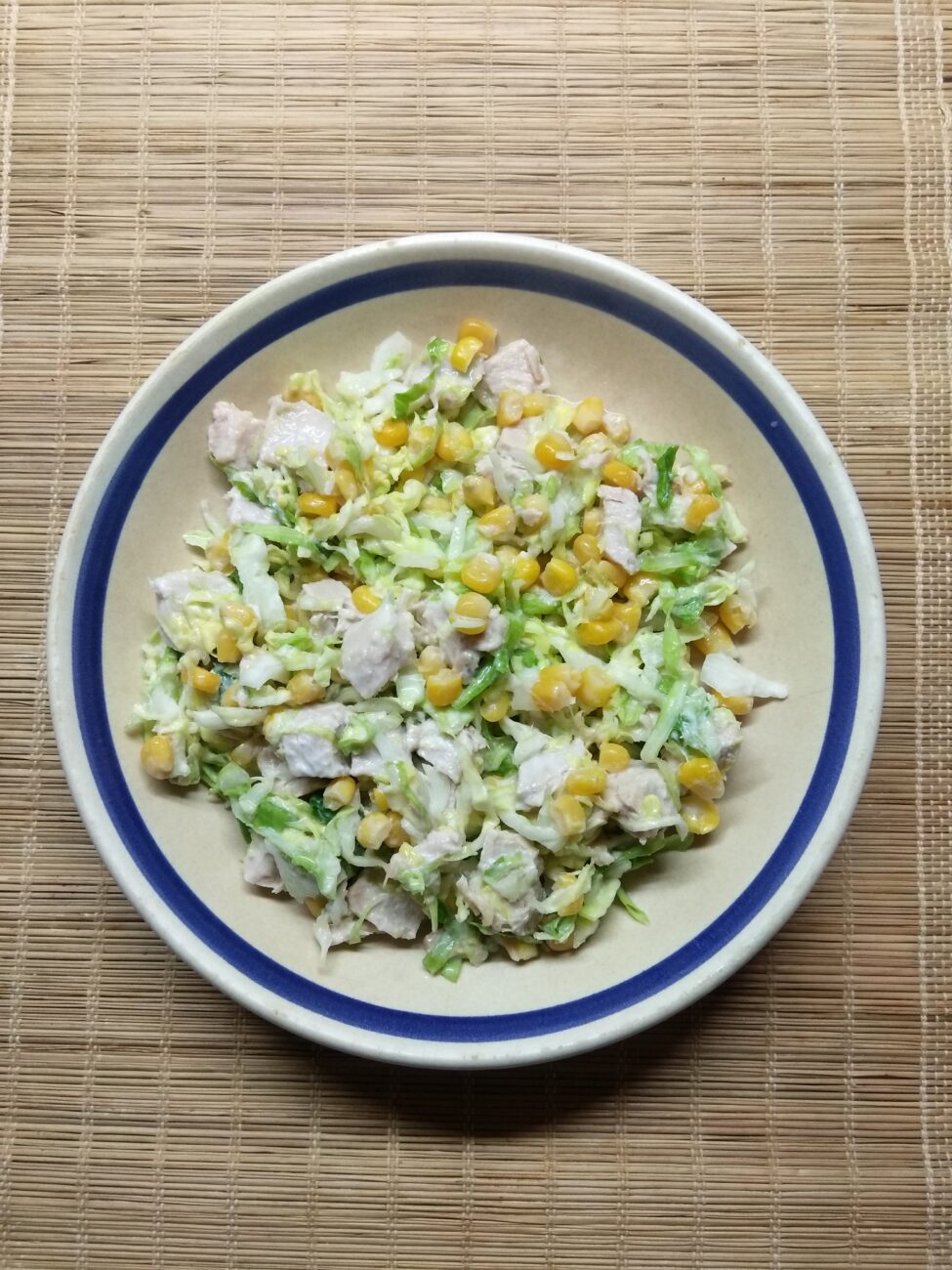 Салат с капустой, бужениной и кукурузой