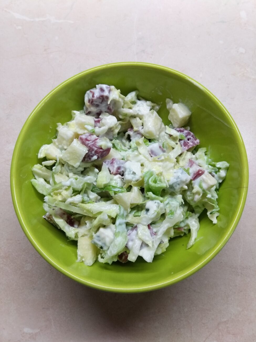 Салат с капустой, сухой колбасой, сыром Рокфор и яблоками