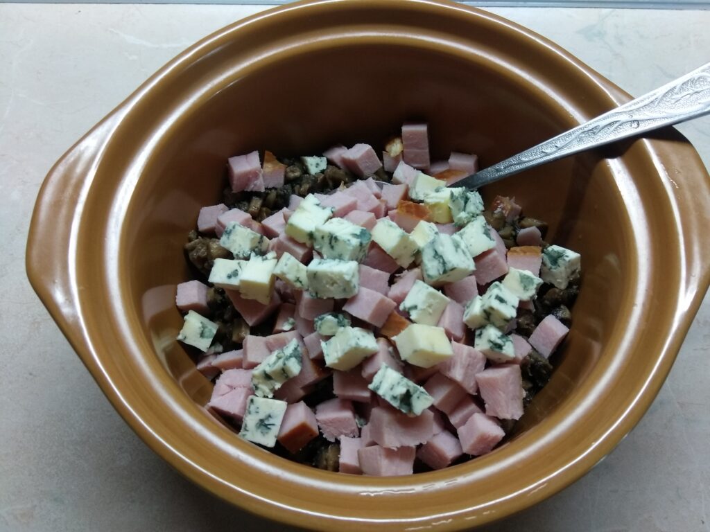 Фото рецепта - Салат с балыком, голубым сыром, шампиньонами и яйцами - шаг 3